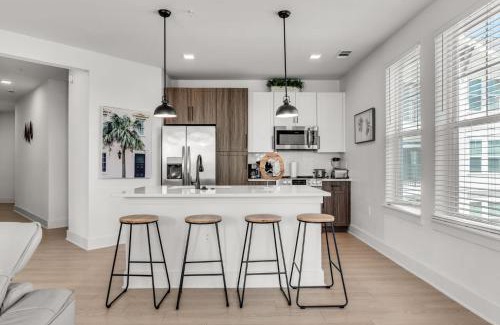 Ruskin Apartment | Sunny 2-Bed Oasis Pool and Gym in Apollo Beach