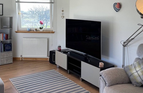 Stonehaven Apartment | Sunny 3 Bed 1st Floor Apartment - very close to Beach and Town