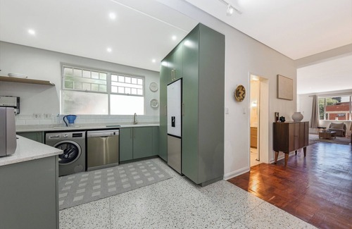 Greater Johannesburg Metropolitan Area Apartment | Sunny and Secure Rosebank Apartment
