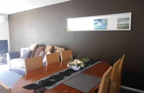 Phillipstown Apartment | Sunny and spacious family/group accommodation