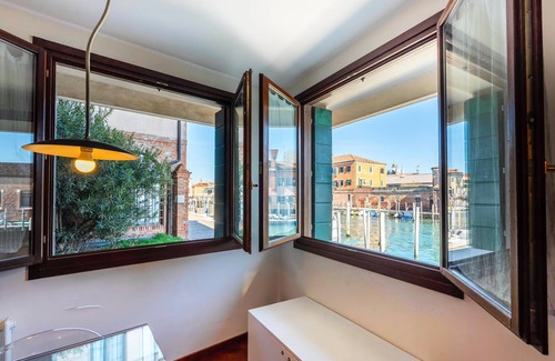 Molina Apartment | Sunny Apartment With Lovely Canal View