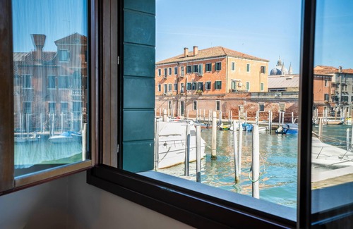 Molina Apartment | Sunny Apartment With Lovely Canal View