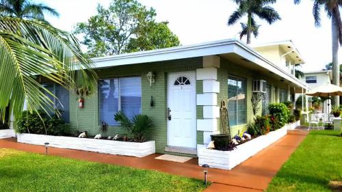 Deerfield Beach House | Sunny Beach Studio walk to beach