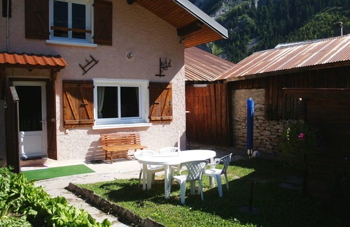 Pralognan-la-Vanoise Ski Chalet | Sunny Chalet with Garden, Sleeps 6, Close to Shops & Skiing