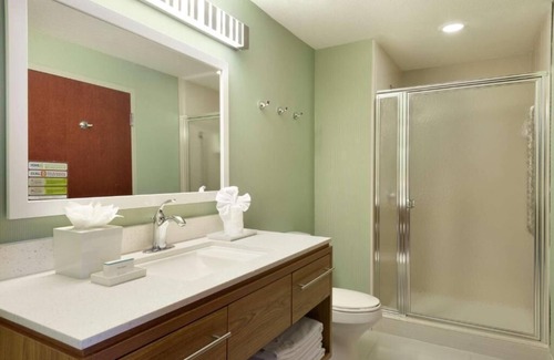 Florida City Hotel | Sunny City Escape: Kitchen, Pool, Parking! Close to Homestead Town Square!