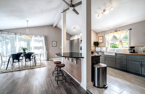 Snellville House | Sunny Deck ALL Rooms w/LAKE VIEW