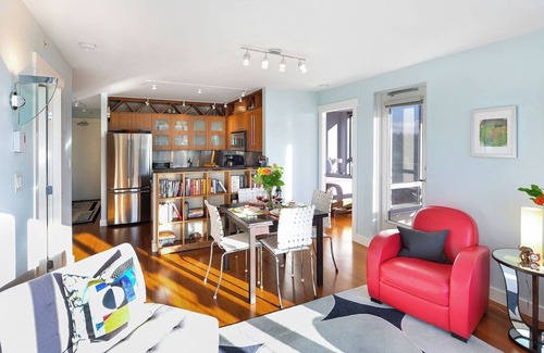 Downtown Victoria Condo | Sunny Downtown Condo with Views King Bed & Parking