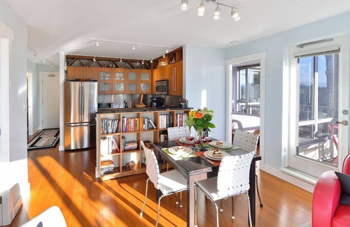 Downtown Victoria Condo | Sunny Downtown Condo with Views King Bed & Parking