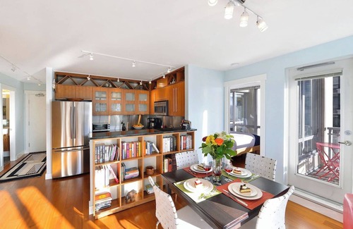 Downtown Victoria Condo | Sunny Downtown Condo with Views King Bed & Parking