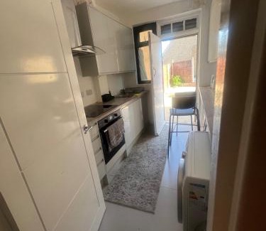 Hendon Apartment | Sunny Gardens London House Retreat