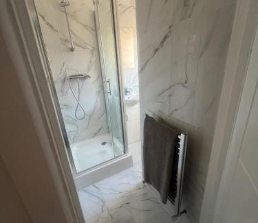 Hendon Apartment | Sunny Gardens London House Retreat