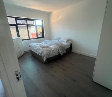 Hendon Apartment | Sunny Gardens London House Retreat
