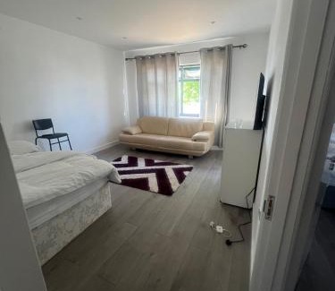 Hendon Apartment | Sunny Gardens London House Retreat