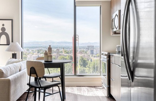 Golden Triangle Apartment | Sunny Golden Triangle 1BR w/ Pool, Gym & W/D, next to Park, by Blueground