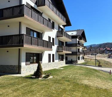 Vladeni Apartment | Sunny Grand Chalet Apartment