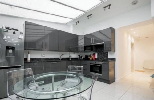 Bayswater Apartment | SUNNY LARGE GARDEN FLAT on KILDARE GARDENS near Paddington station