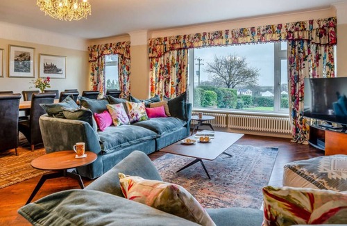 Llanrhidian House | Sunny Marshes in the beautiful Swansea