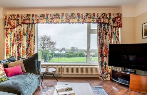 Llanrhidian House | Sunny Marshes in the beautiful Swansea