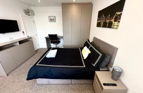 West Hendon Apartment | Sunny Modern, Private Apartment,15 Mins To Central London