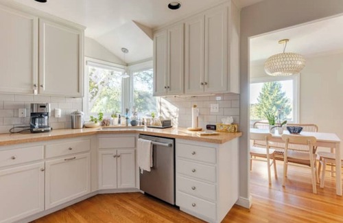 Glen Highlands House | Sunny Montclair Retreat: Charming 3 Bedroom Home.nn