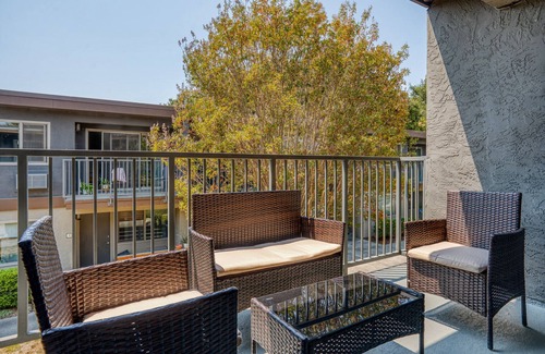 Mountain View Apartment | Sunny Mountain View 2BR w/Pool, Gym, BBQ, 5 min to Target, by Blueground