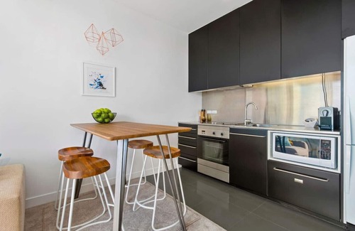 Auckland Central Business District Apartment | Sunny Peaceful Urban Place with Air Con & Carpark