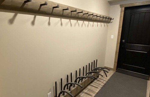 Valemount House | Sunny Peaks - Four Bedroom House, Sleeps 10