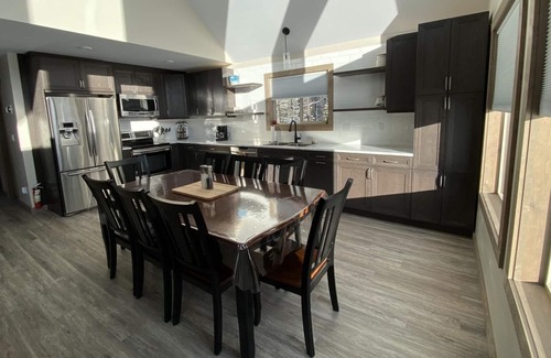 Valemount House | Sunny Peaks - Four Bedroom House, Sleeps 10