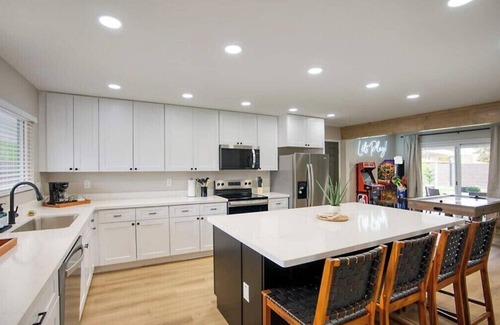 Tempe House | Sunny Poolside Getaway - Glow Golf/Hot Tub/Pool