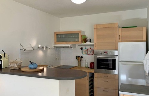 Meze Apartment | Sunny Retreat Steps from Mèze Beach, 3-star Apartment with Terrace, Garden, Parking, and WiFi