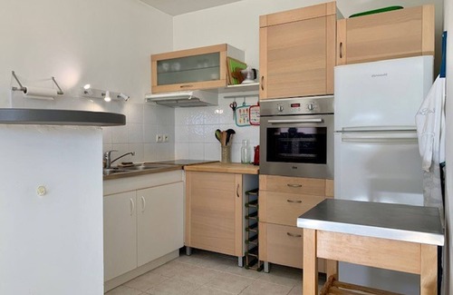 Meze Apartment | Sunny Retreat Steps from Mèze Beach, 3-star Apartment with Terrace, Garden, Parking, and WiFi