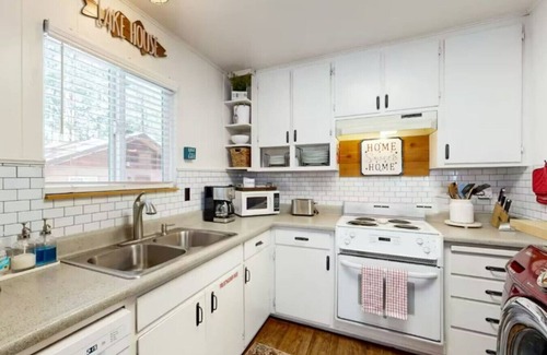 Tahoe Island House | Sunny Retreat | Near Beaches & Trails | Sleeps 6