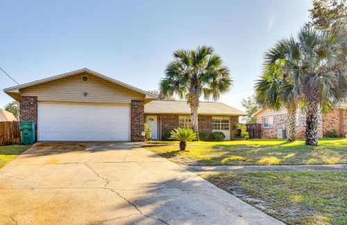 Wright House | Sunny Retreat with Hot Tub in Fort Walton Beach!