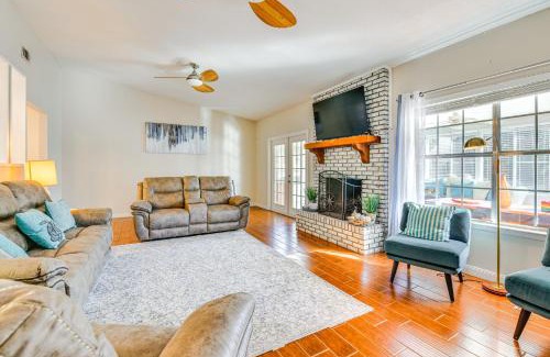 Wright House | Sunny Retreat with Hot Tub in Fort Walton Beach!