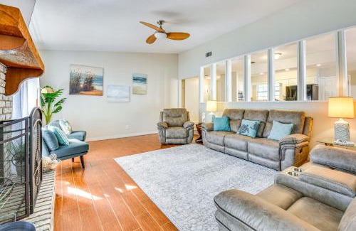 Wright House | Sunny Retreat with Hot Tub in Fort Walton Beach!