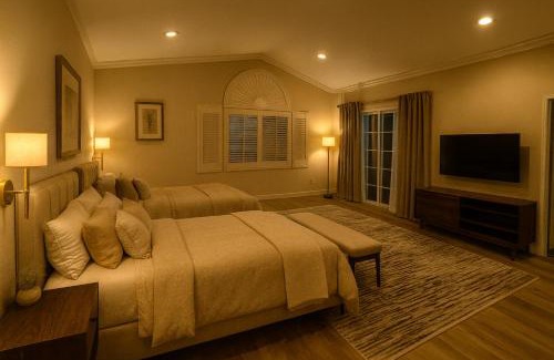 Sunset Park Apartment | Sunny Santa Monica House - Hot Tub, Game Room, BBQ, Projector