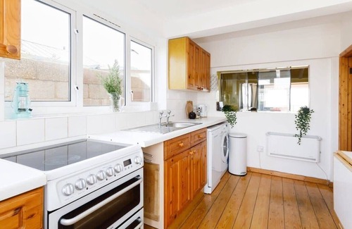 East Wittering House | Sunny seafront chalet - sleeps 6