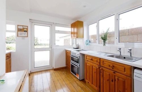 East Wittering House | Sunny seafront chalet - sleeps 6