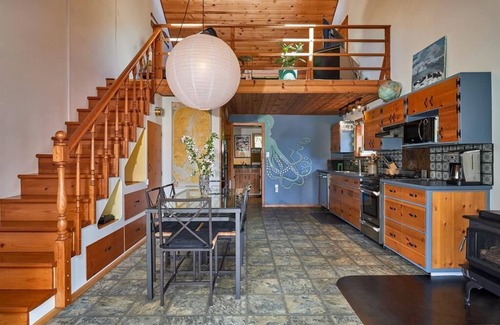 Fanny Bay House | Sunny Shores Beach House w/Mountain Views