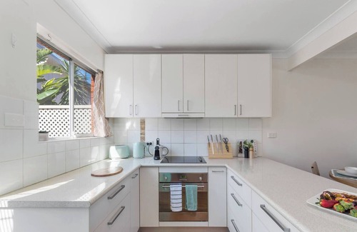 East Corrimal Apartment | Sunny Shores Escape Breezy Days near Surf Beaches