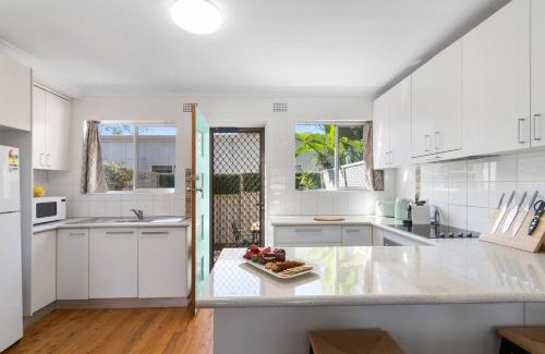 East Corrimal Apartment | Sunny Shores Escape - Breezy Days near Surf Beaches