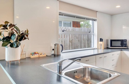 Pakuranga Heights Apartment | Sunny Side Getaway with Parking and Aircon