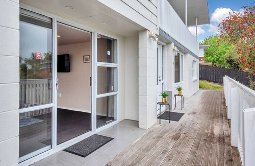 Pakuranga Heights Apartment | Sunny Side Getaway with Parking and Aircon