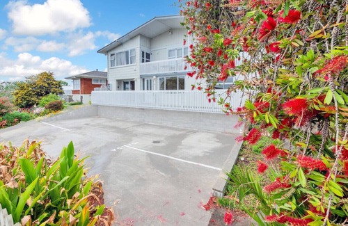 Pakuranga Heights Apartment | Sunny Side Getaway with Parking and Aircon