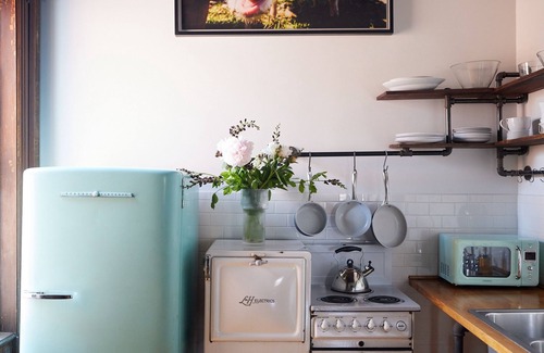 Hudson Apartment | Sunny, Spacious & Central: Top Hat