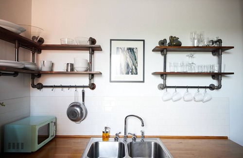 Hudson Apartment | Sunny, Spacious & Central: Top Hat