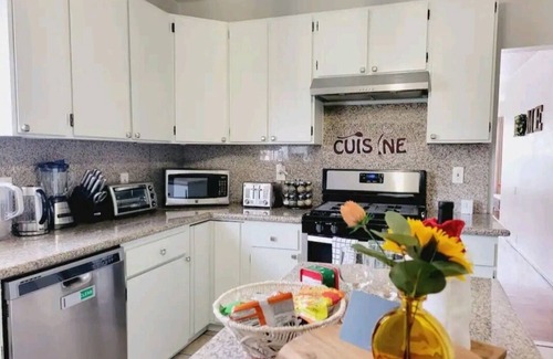 Alameda House | Sunny spacious home. Near beach, airport, downtown