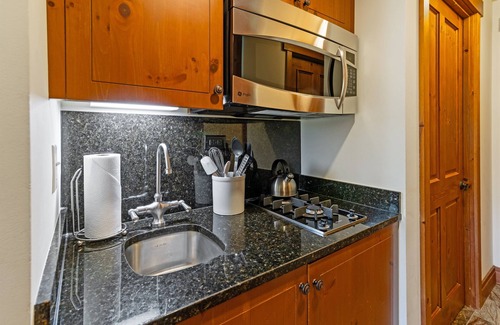 Stowe Area Apartment | Sunny Spruce Studio in the Lodge at Spruce Peak