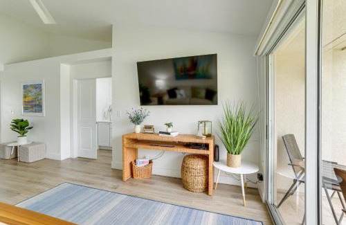 Isla del Sol Apartment | Sunny St Pete Getaway with Shared Pool and Hot Tub
