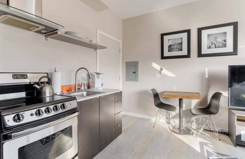 Belmont Apartment | Sunny Studio New Build AC + Fast WiFi